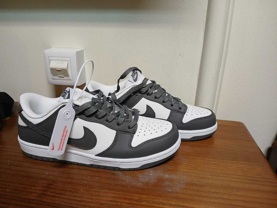 Nike air na cor branca e cinza