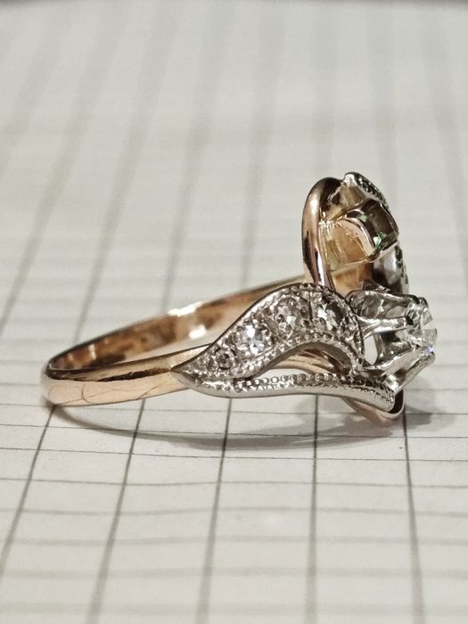 Золота каблучка, з діамантами і смарагдом, 583 проба.