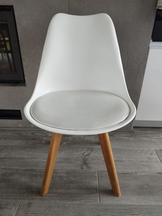 Krzesła 8 sztuk stan dobry.