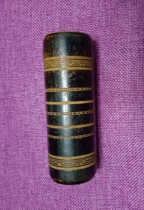 Caixa tubular de madeira para tabaco, 11 cm, com cerca de 100 anos