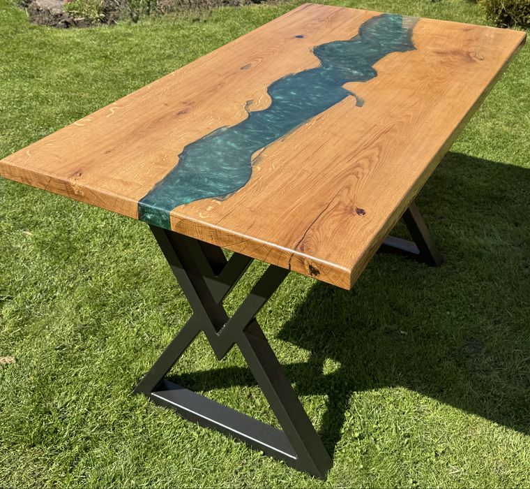 Дубовий обідній стіл з епоксиднодною смолою