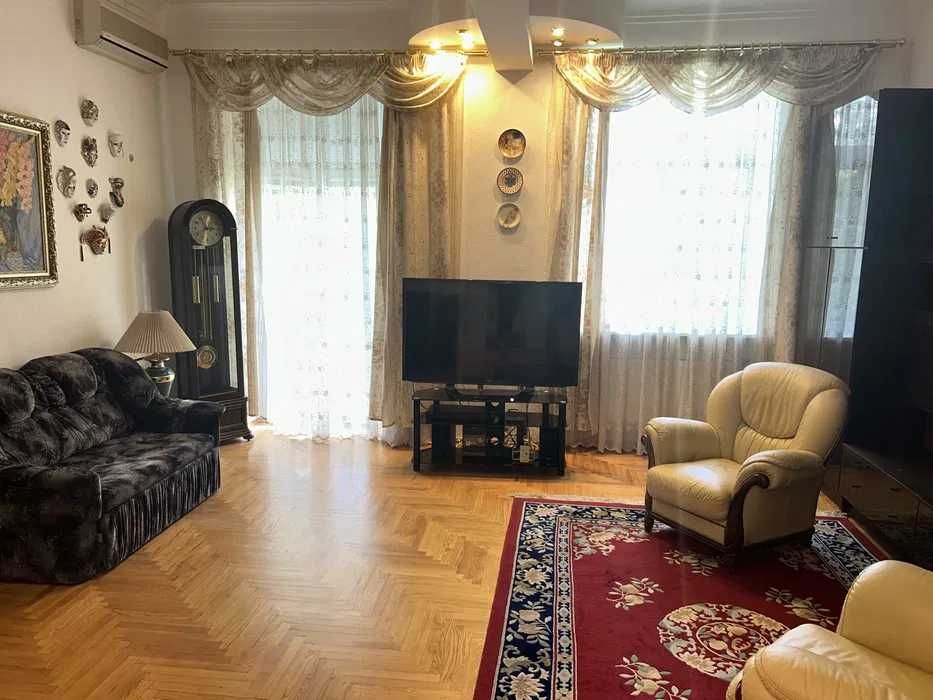 Пропонується до продажу чудова квартира в історичній частині міста поруч з Пейзажною алеєю!.