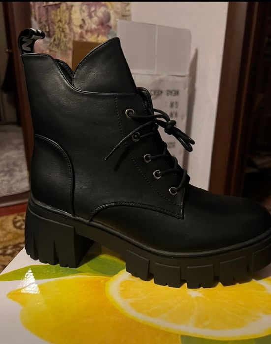 Брендові, шкіряні  стильні,весняні  чоботи