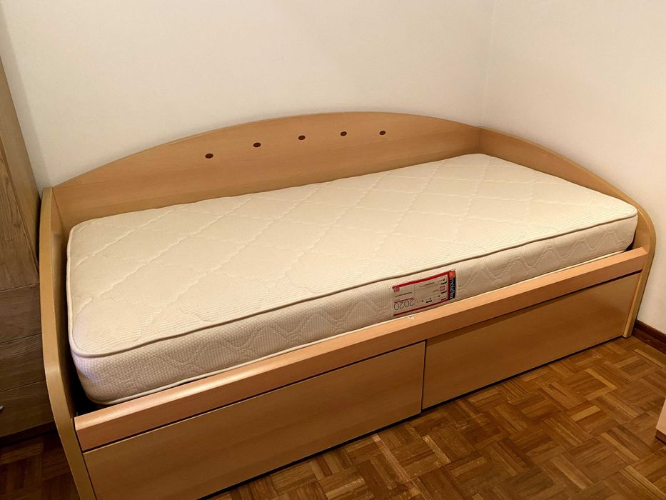 Cama, Colchão e mesa cabeceira