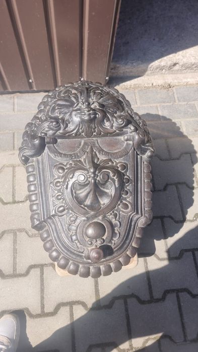 Żeliwna węglarka w stylu secesyjnym