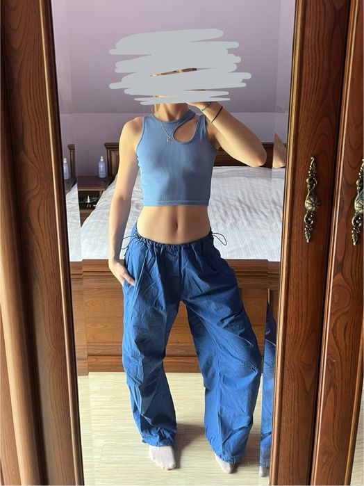 niebieski top i spodnie