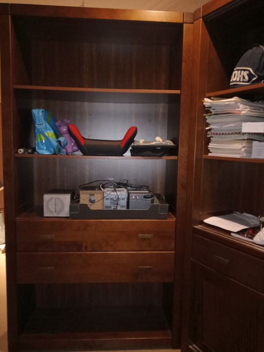 Estantes em Mogno castanho