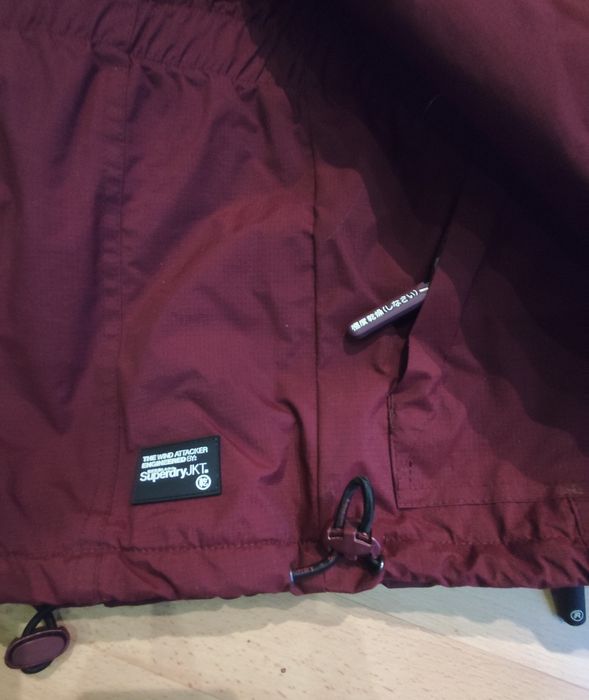 Bordowa Kurtka Superdry z serii Wind Attacker Engineered
Seria: The Wi
