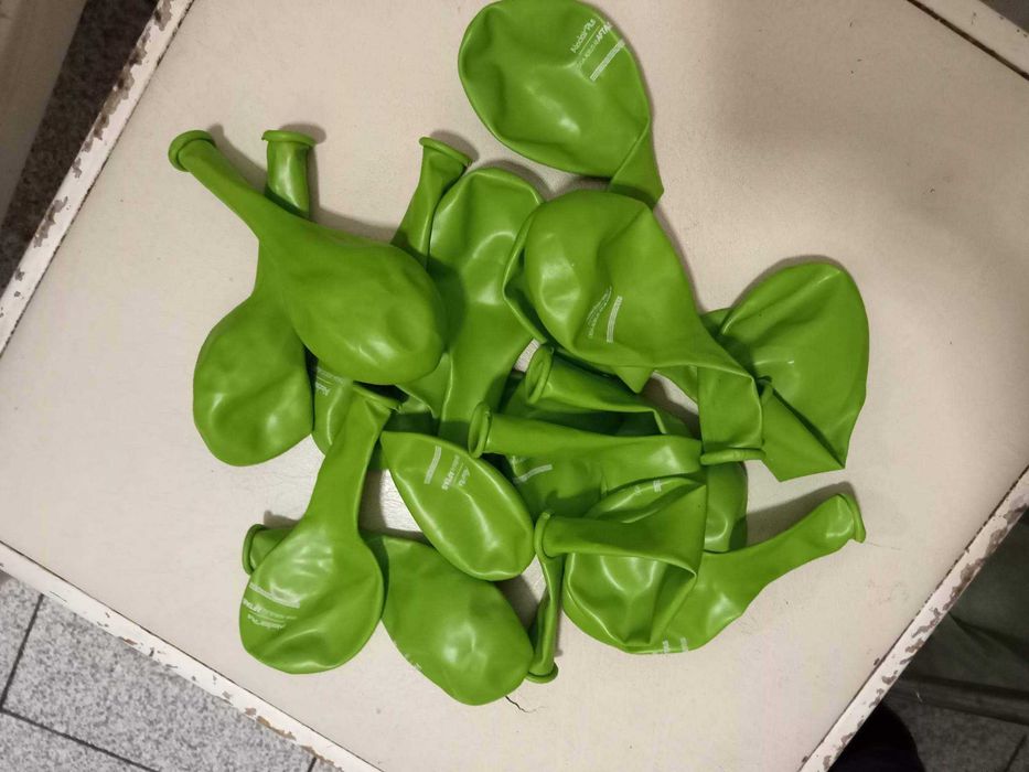 20 balões (cores rosa, verde , azul)