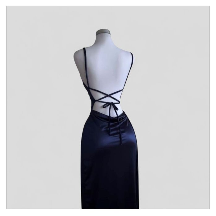 Satynowa suknia wieczorowa maxi glamour bez pleców rozcięcie na nodze