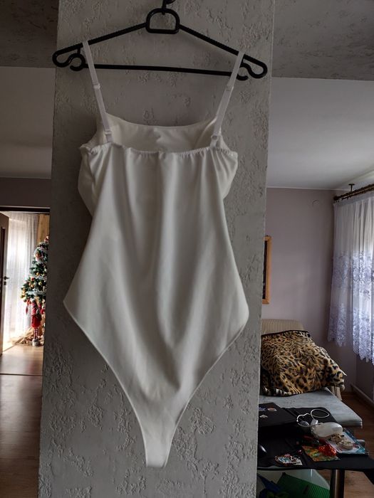 Body z wszytym biustonoszem lekko wyszczuplające na regulowane ramiącz