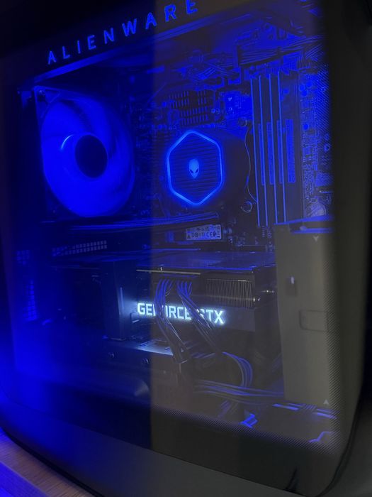 PC Alienware R13 com monitor e periféricos