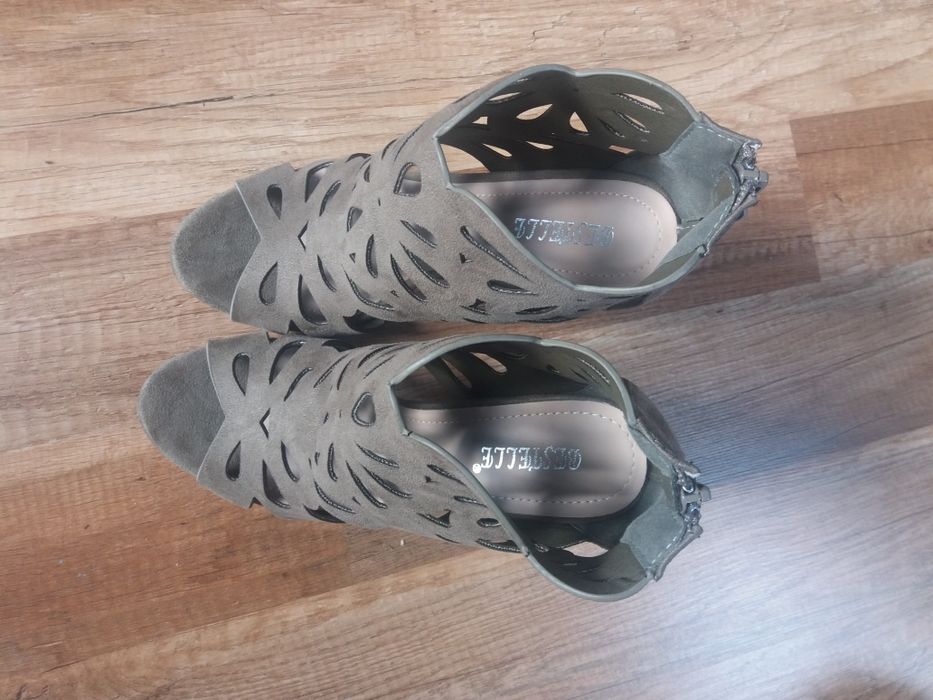 Nowe sandały damskie na wysokim obcasie 37