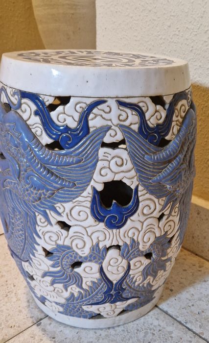 Oryginalny PUF ceramiczny orientalny wzorem smoków niebiesko biały