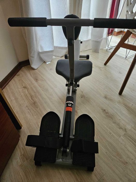 Máquina de remo, ideal para treino cardiovascular em casa.