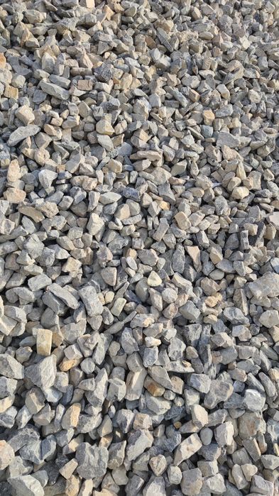 Szary kliniec biały szary grys tłuczeń piach ziemia ogrodowa