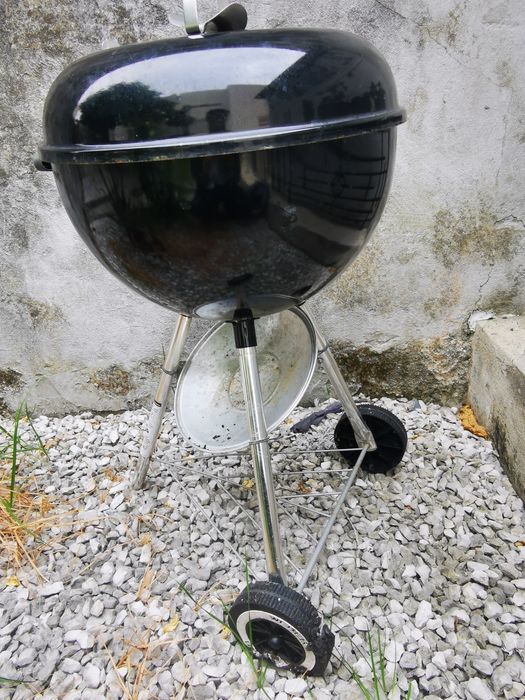 Churrasqueira a carvão com alguns detalhes