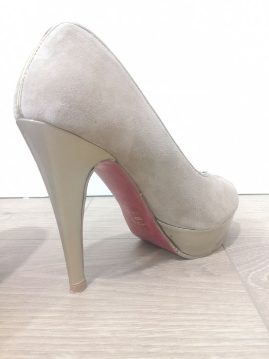 Stilletos de camurça beje com sola rosa da Samelli