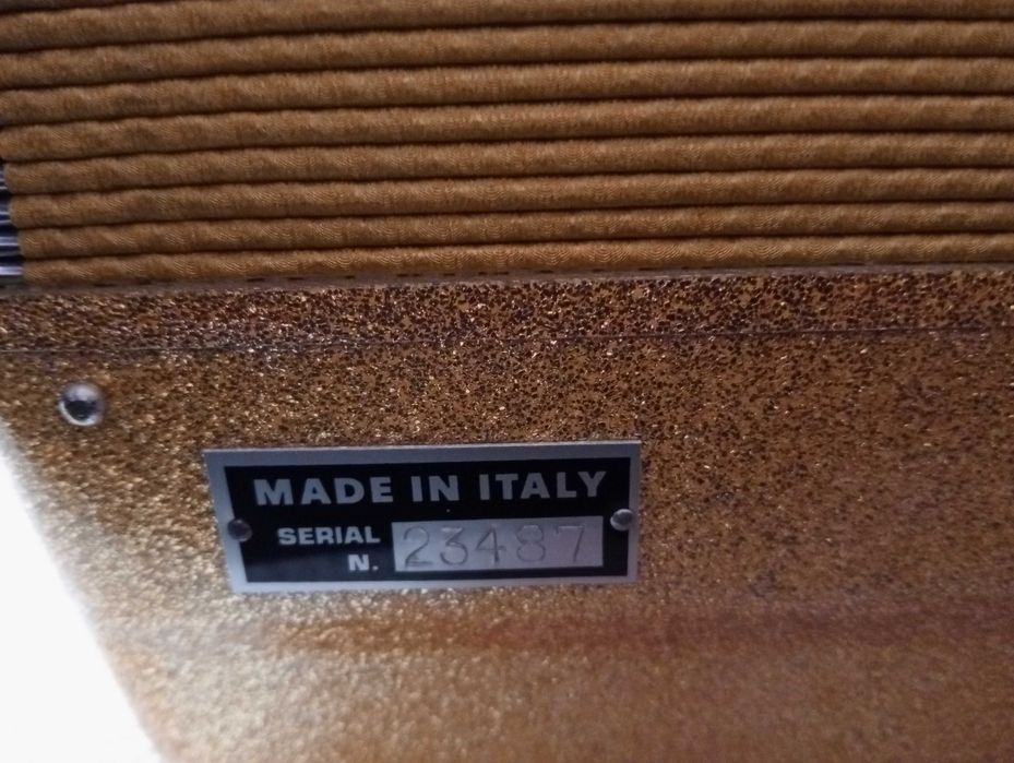 Acordeão Cruccianelli dourado, em muito bom estado