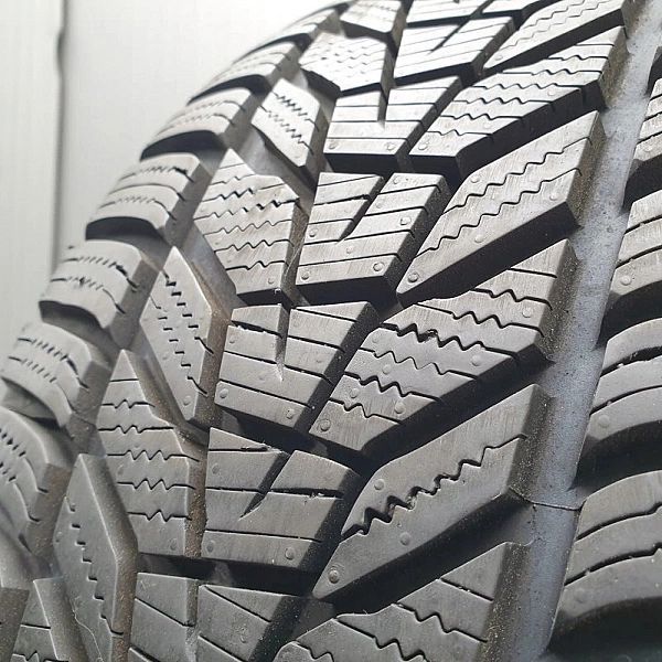 1X Hankook Winter Icept Evo3 X 235/50/19/103V Xl