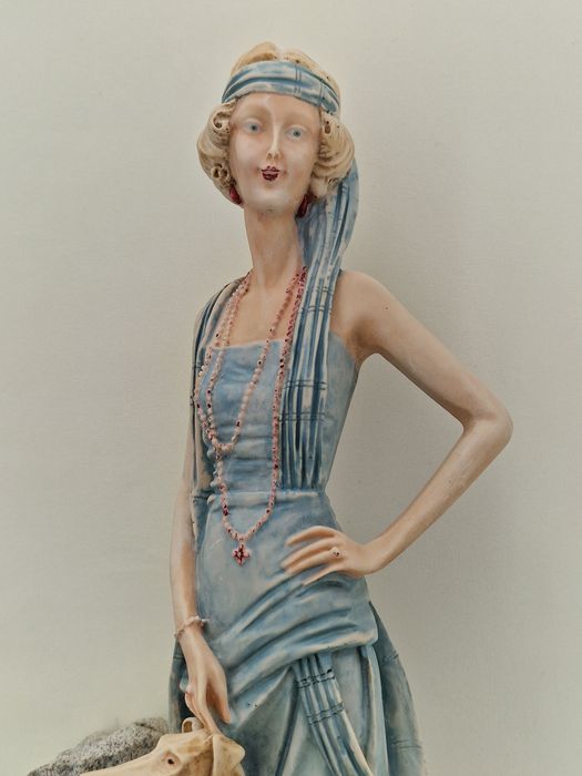 Escultura Art Déco Dama com Galgo – Assinada – 42 cm / 4,74 kg