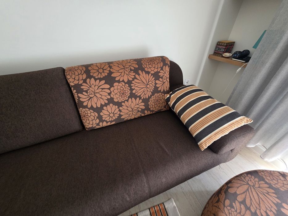 Sofá  e mesa/ puff de apoio
