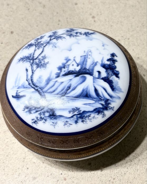 Linda caixa guarda joias pintada à mão e dourada em porcelana Limoges