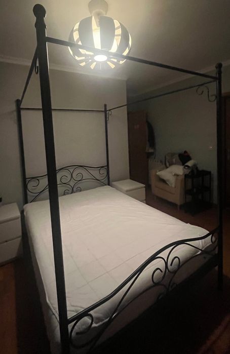Cama com docel em perfeito estado