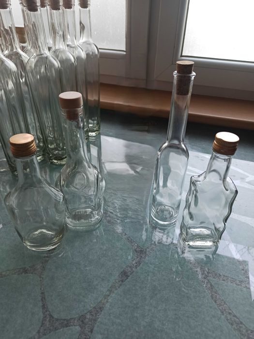 Szklane butelki na soki, wino lub nalewki