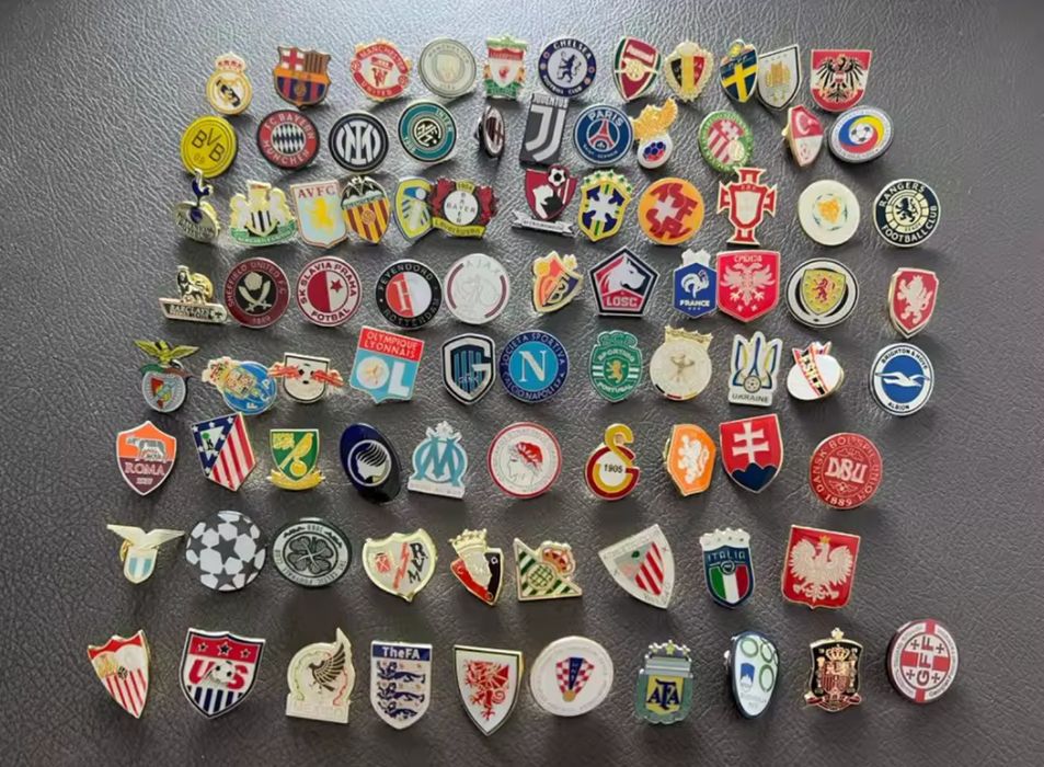 Значки разных команд и клубов, эмблемы, талисманы, маскот