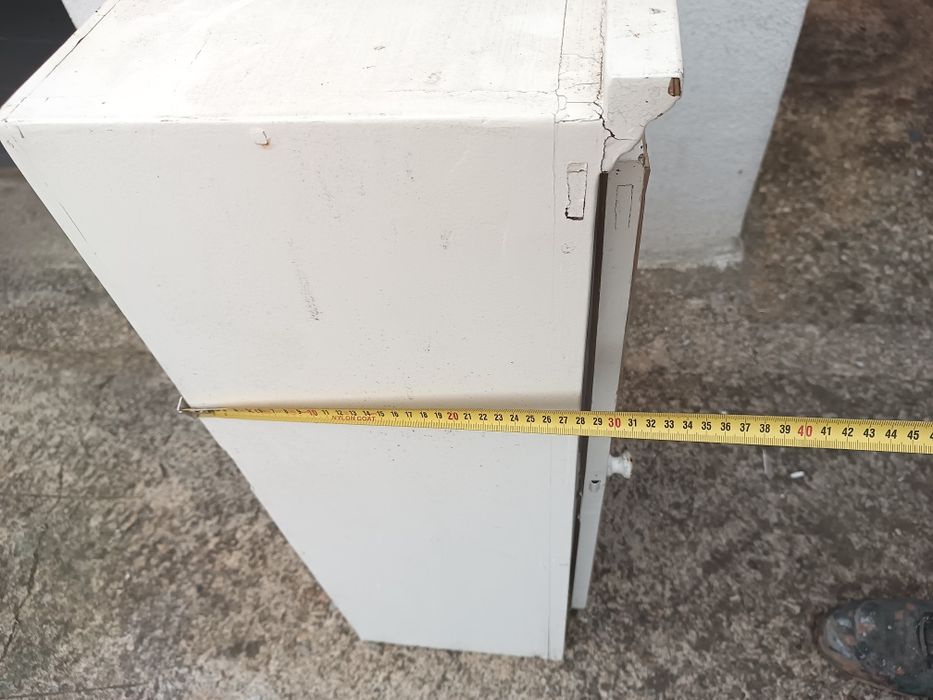 Pequeno móvel antigo com porta de rede.