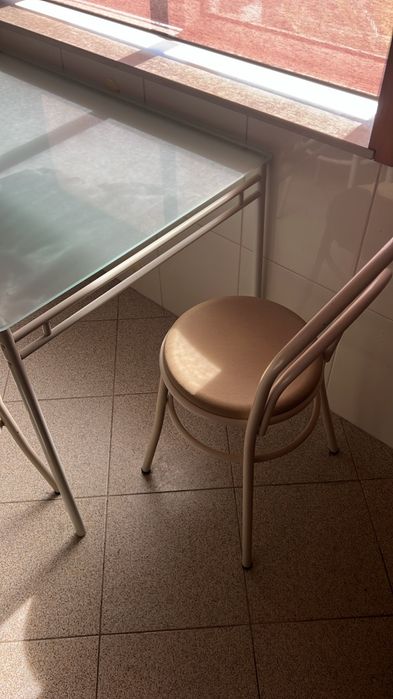 Conjunto de Mesa de Cozinha em Vidro e Metal + 4 Cadeiras Estofadas