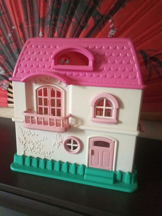 Іграшковий ляльковий будиночок
