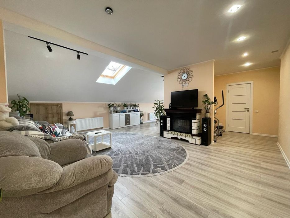 Продам 2к+ кузня студія .Озерна