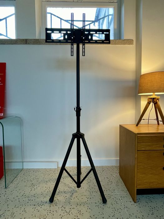 Tripé e suporte para TV