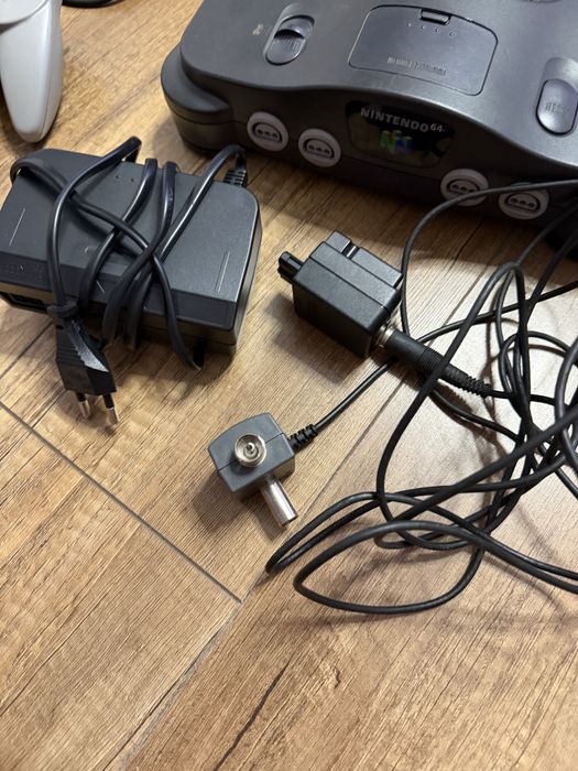 Konsola Nintendo 64 z dwoma padami w oryginalnym kartonie + gra Fifa 98