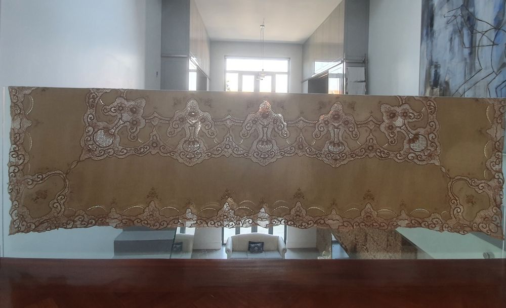 Toalha de linho bordada (3m) com renda de Veneza e 12 guardanapos