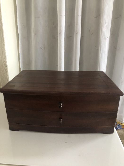 Caixa de madeira com gavetas