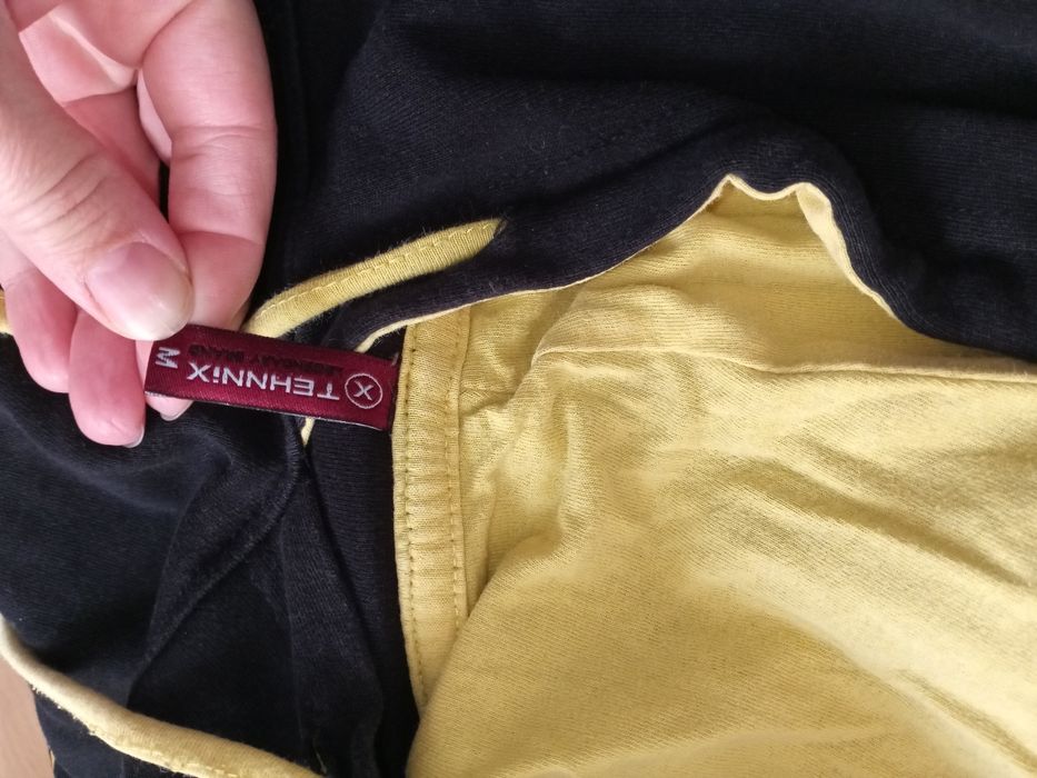 Bluza typu kangurek z kapturem i nadrukiem mikrofonu