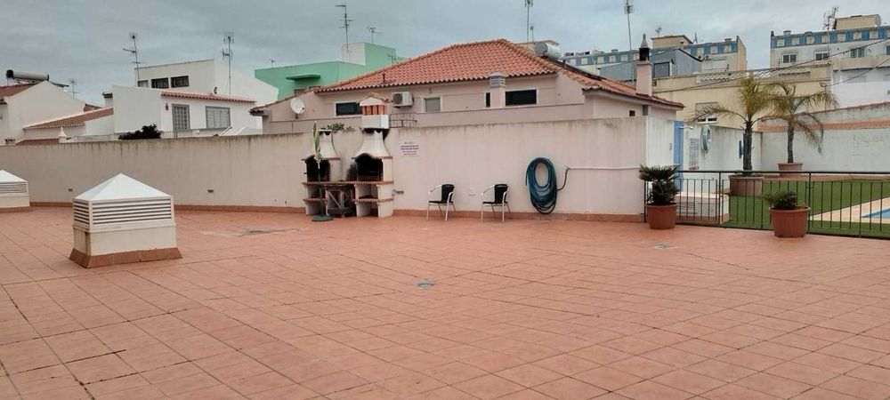 Apartamento T2 Mobilado com Piscina e Garagem em Condomínio