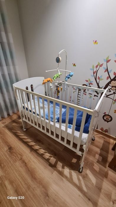 Cama de bebé com colchão