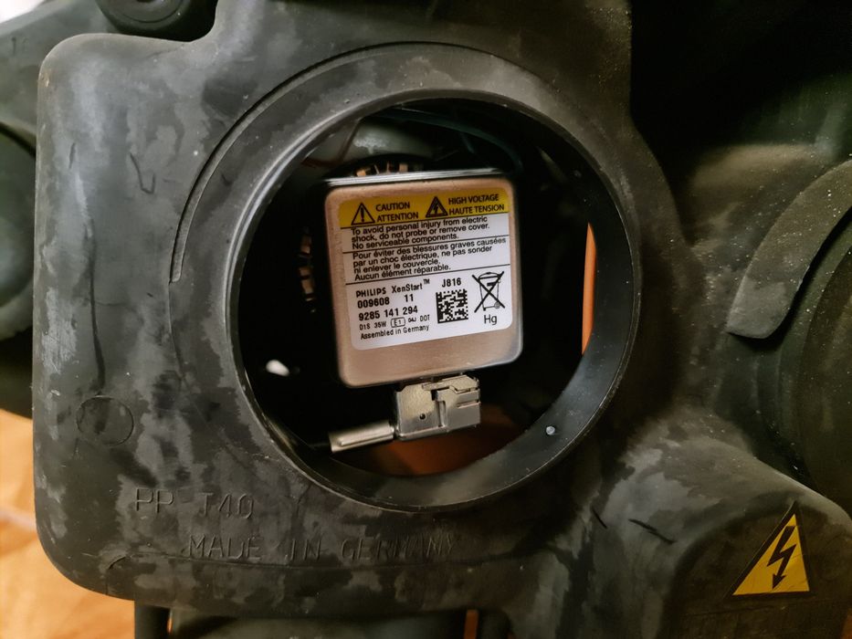 Boas. Vendo farois  de FORD  s max 2008. Bixenon.