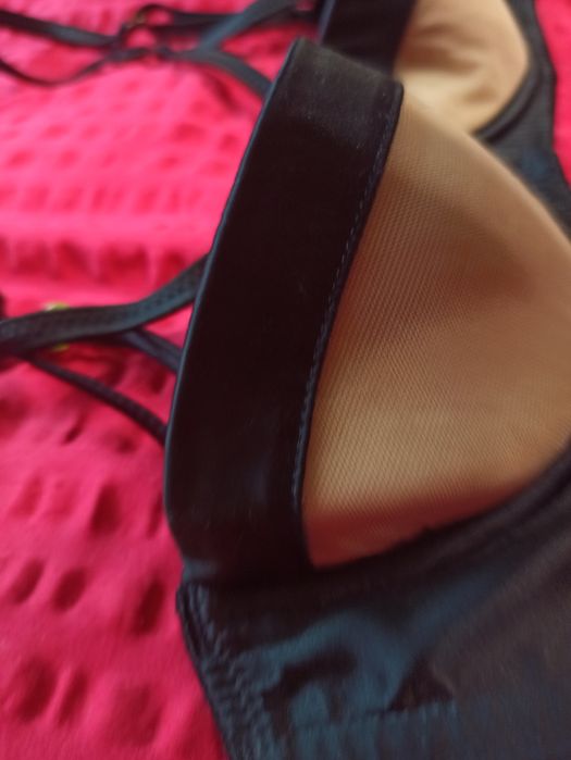 Biustonosz z ozdobnymi paskami