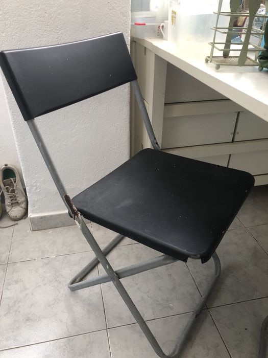 Duas cadeiras pretas IKEA