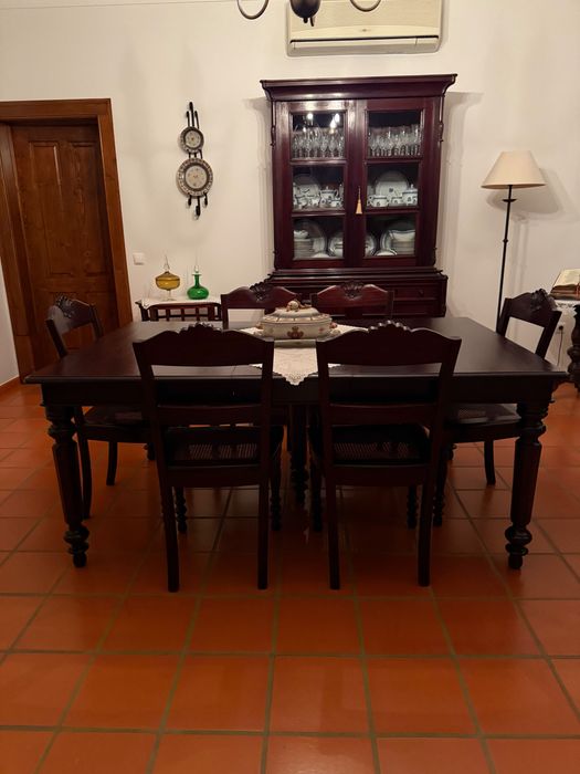 Mesa de jantar Romântica da 1.ª Geração em madeira de cambala extensível com 3 tábuas de 60cm cada.