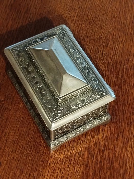 Stara metalowa szkatułka