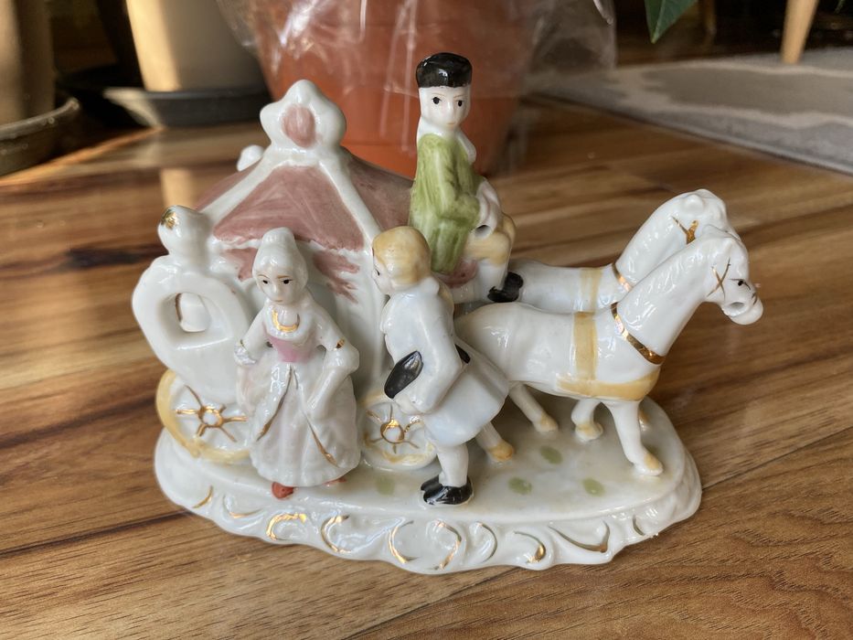 Figurka porcelanowa kareta z końmi i kopciuszkiem