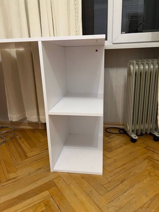 Невеликий білий стіл