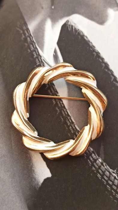 Złota broszka vintage lata 80 PRL retro super stan biala emalia