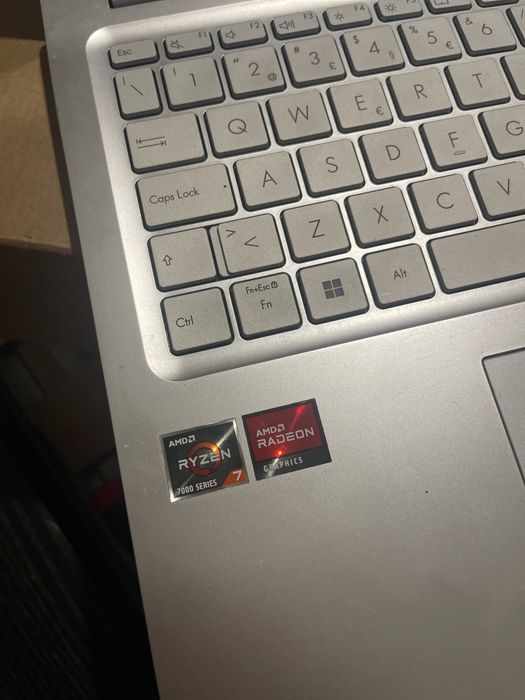Asus VivoBook na Caixa